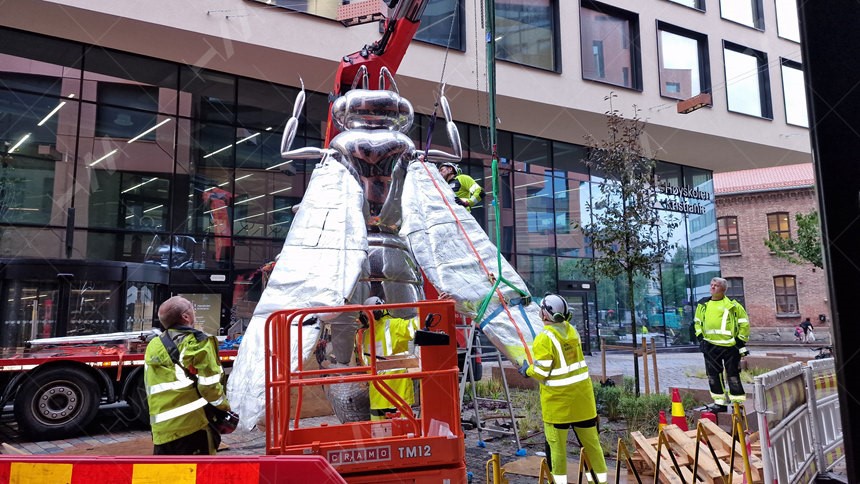 installation of stainless steel bee sculpture installation of stainless steel bee sculpture